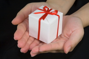 «Подарок - не отдарок» : реальність чи лише приказка?
